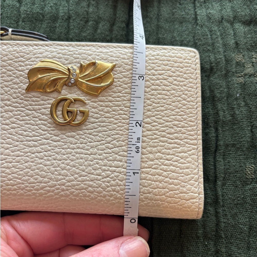 Gucci Marmot White Pebbled Leather Zip Wallet with Gold Bow Accent EUC - Picture 9 of 9